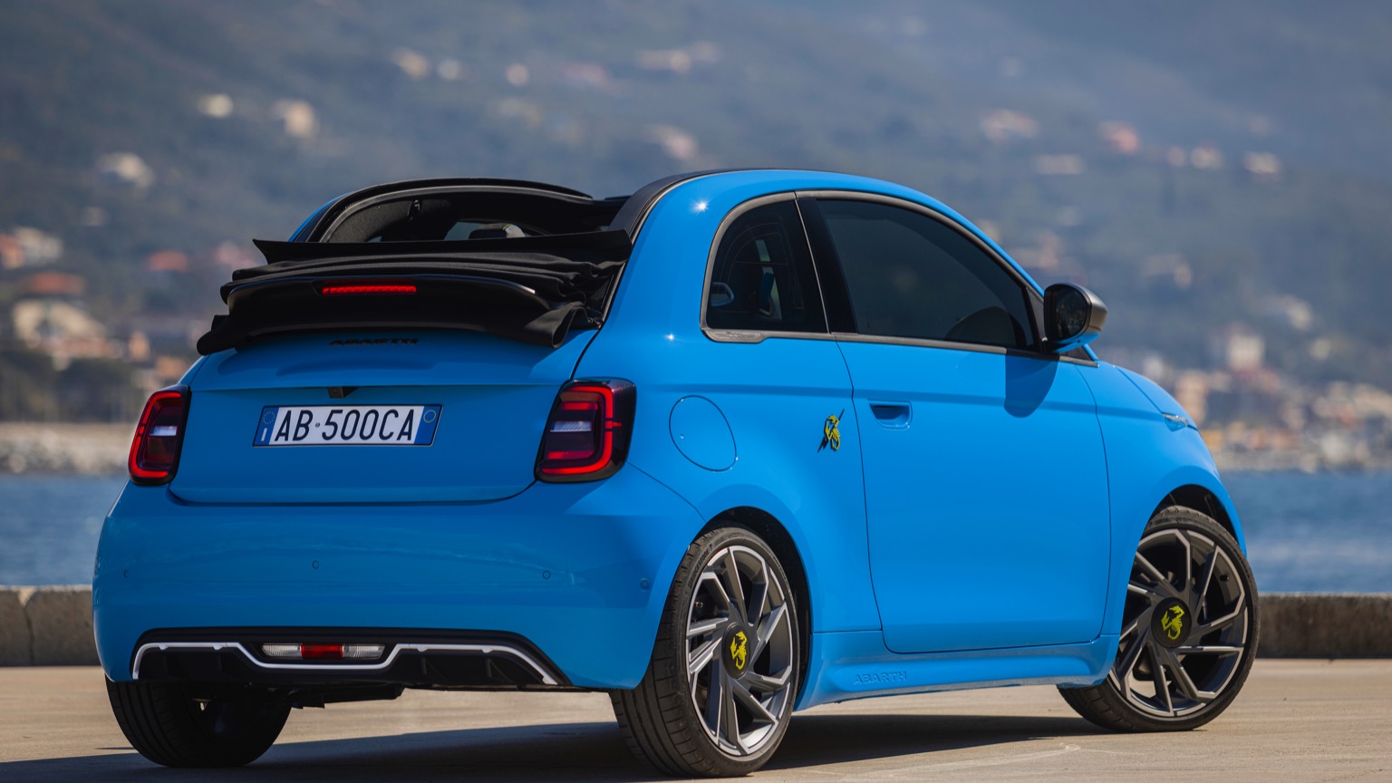 Abarth_500e_Convertible-2