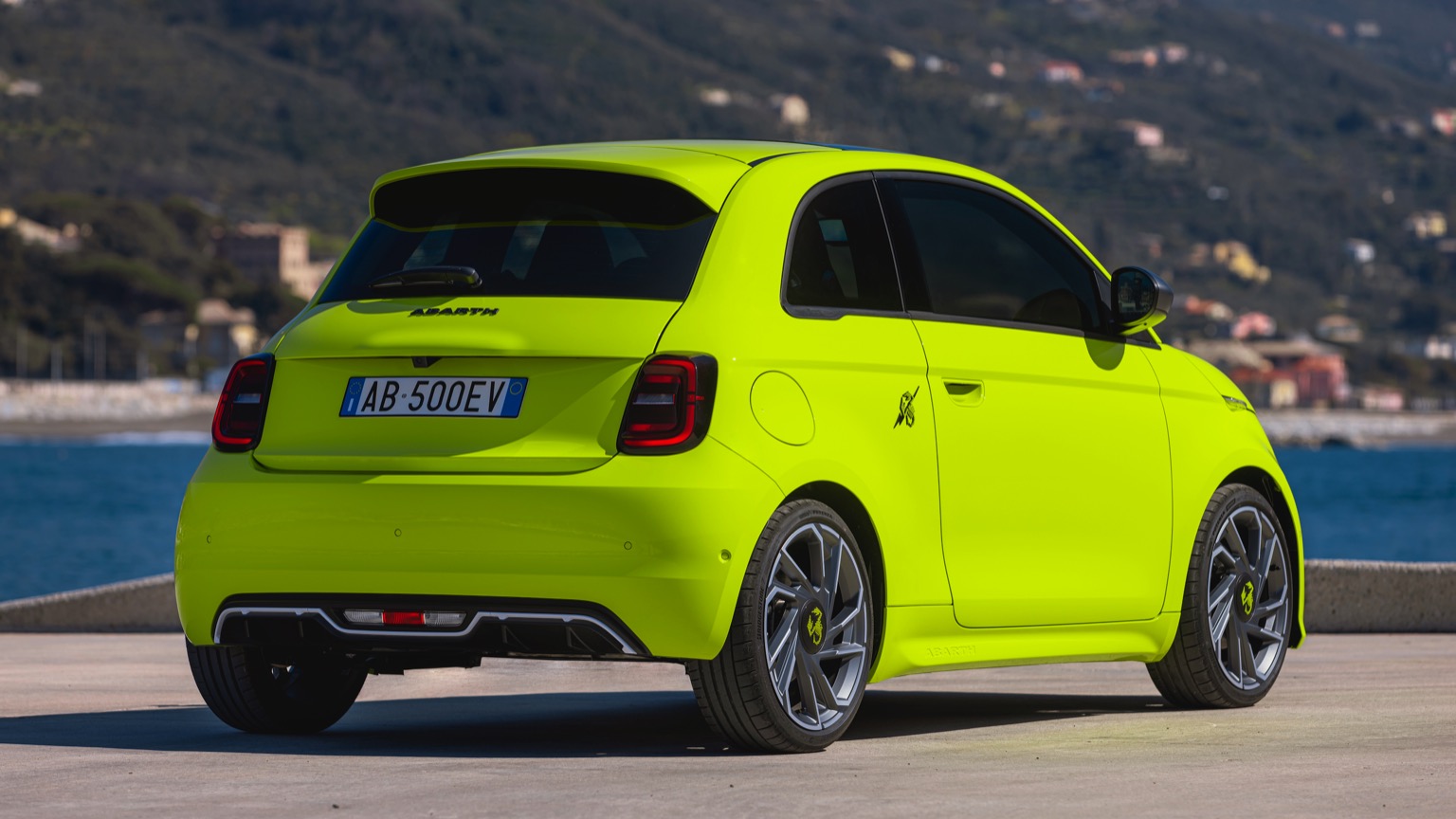 Abarth_500e_Hatchback-11
