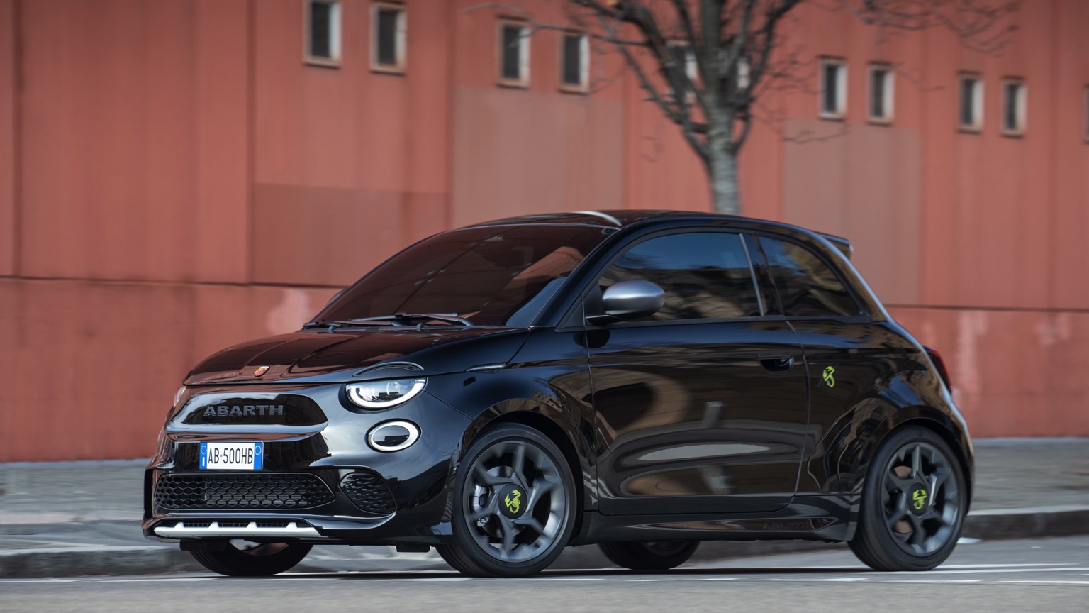 Abarth_500e_Hatchback-2