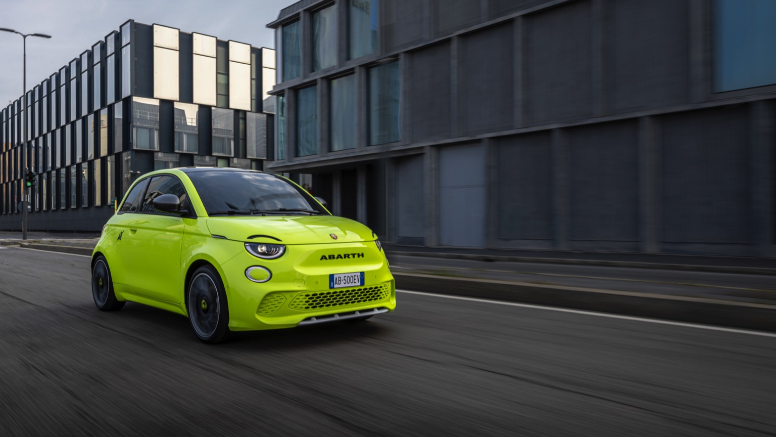 Abarth_500e_Hatchback-7