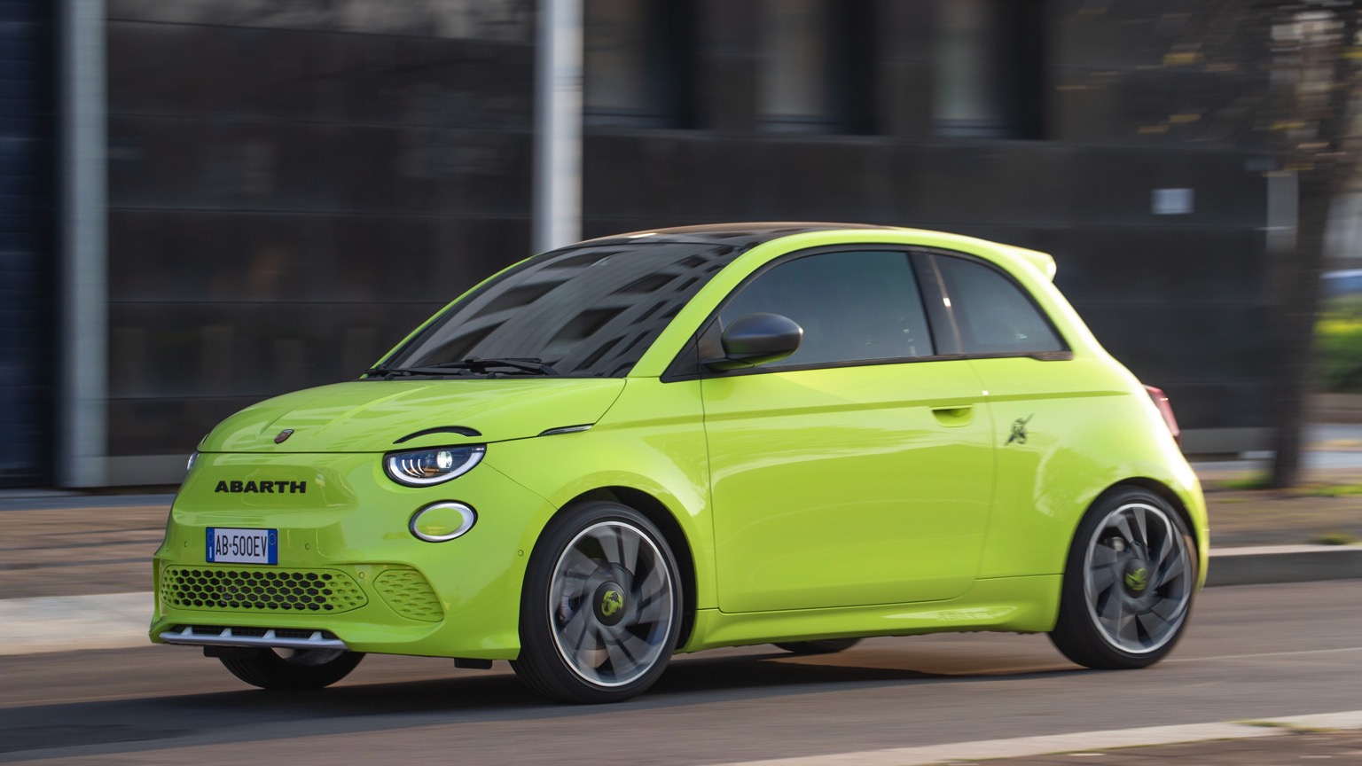 Abarth_500e_Hatchback-8