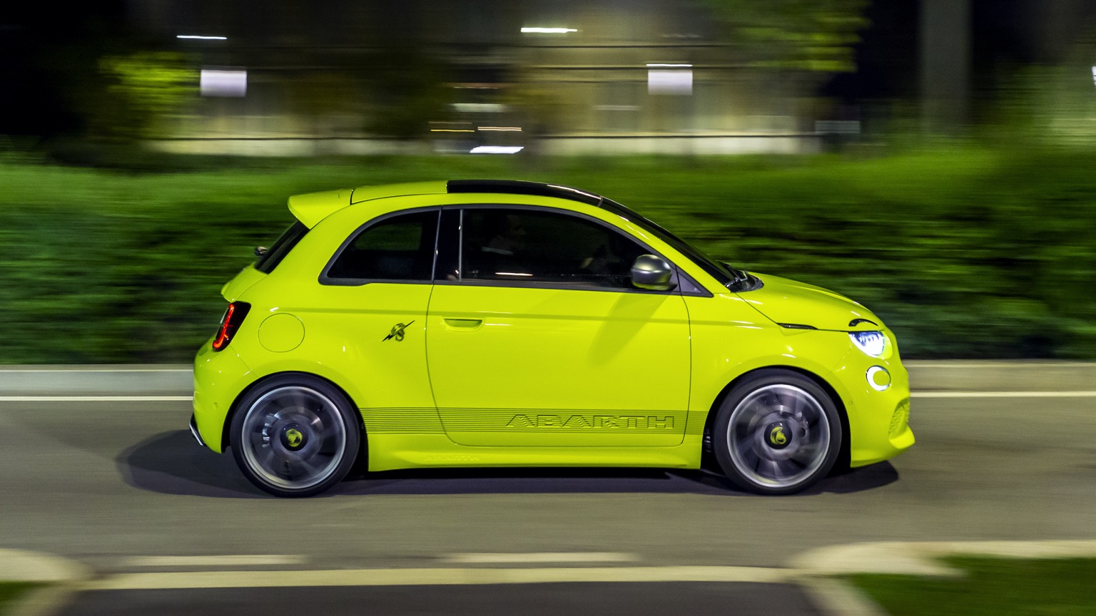 Abarth_500e_Scorpionissima-3