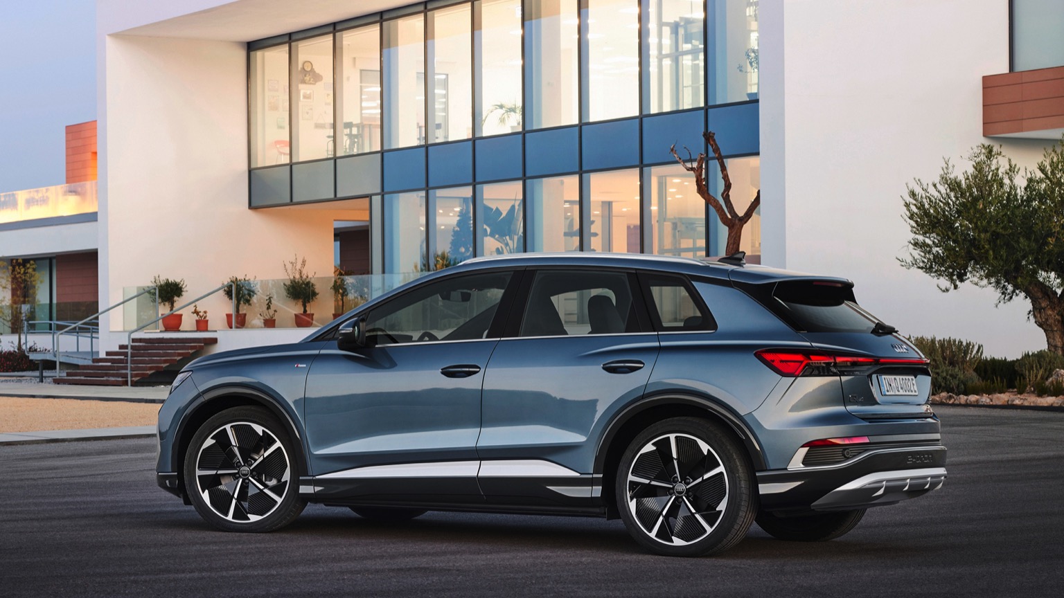 Audi_Q4_e-tron_2021-5