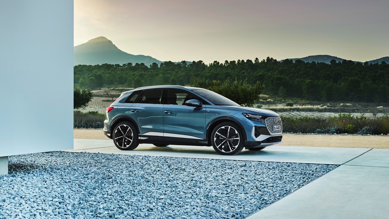 Audi_Q4_e-tron_2021-8
