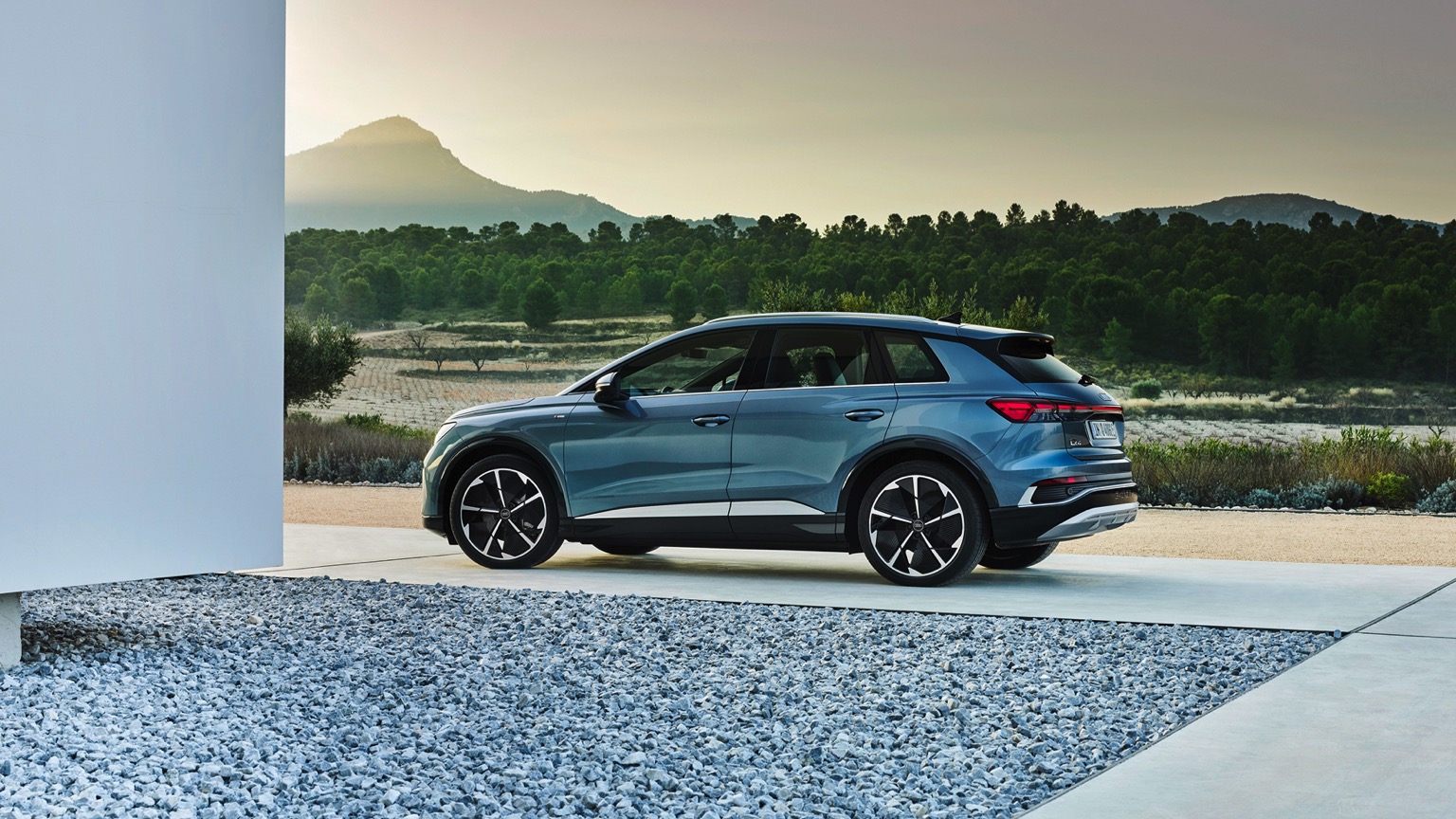 Audi_Q4_e-tron_2021-9