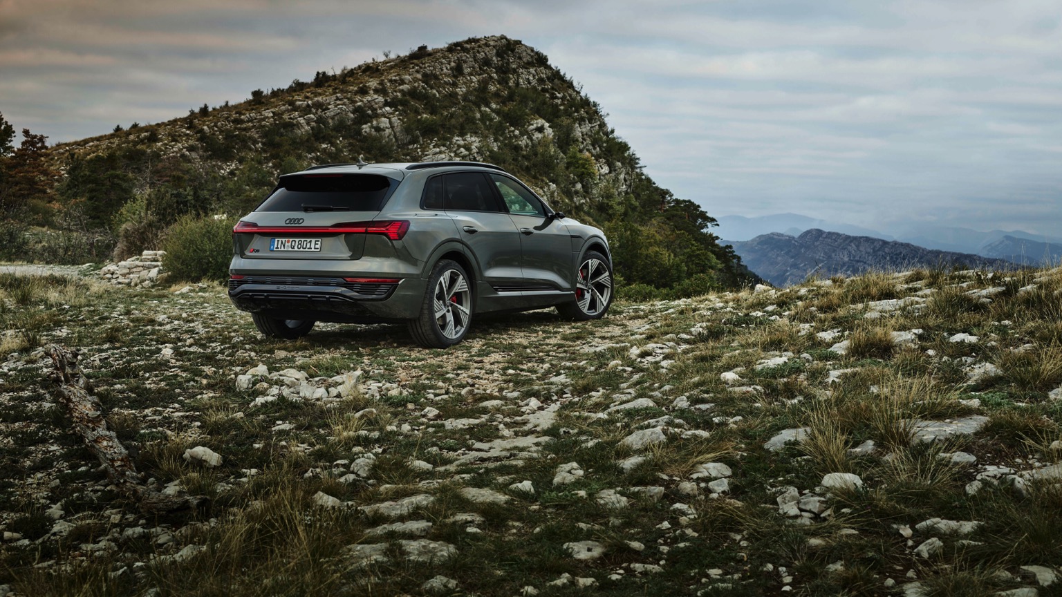Audi_Q8-etron-2023-13