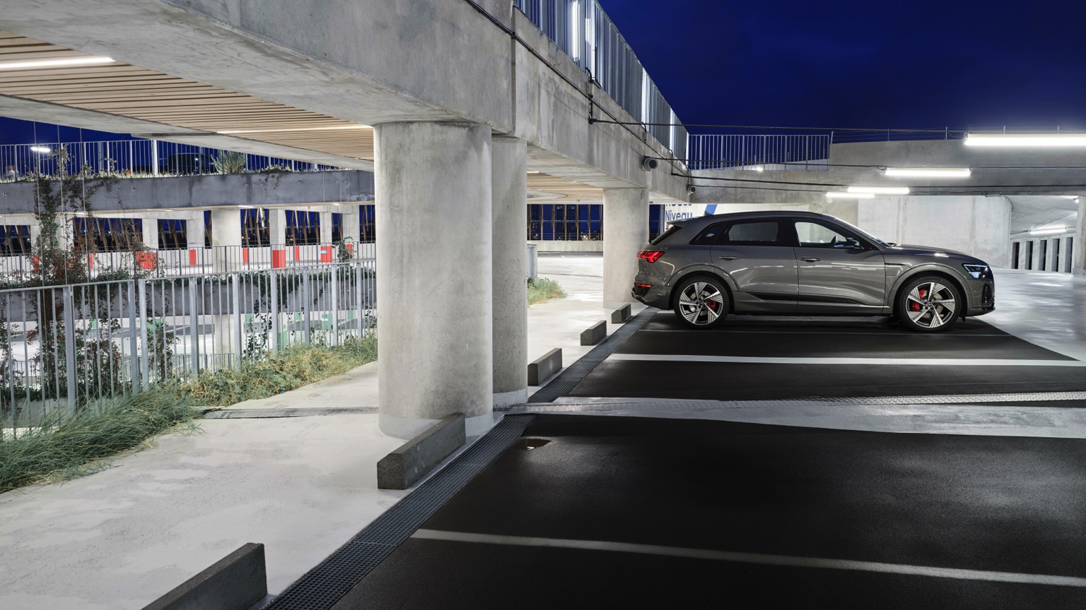 Audi_Q8-etron-2023-19