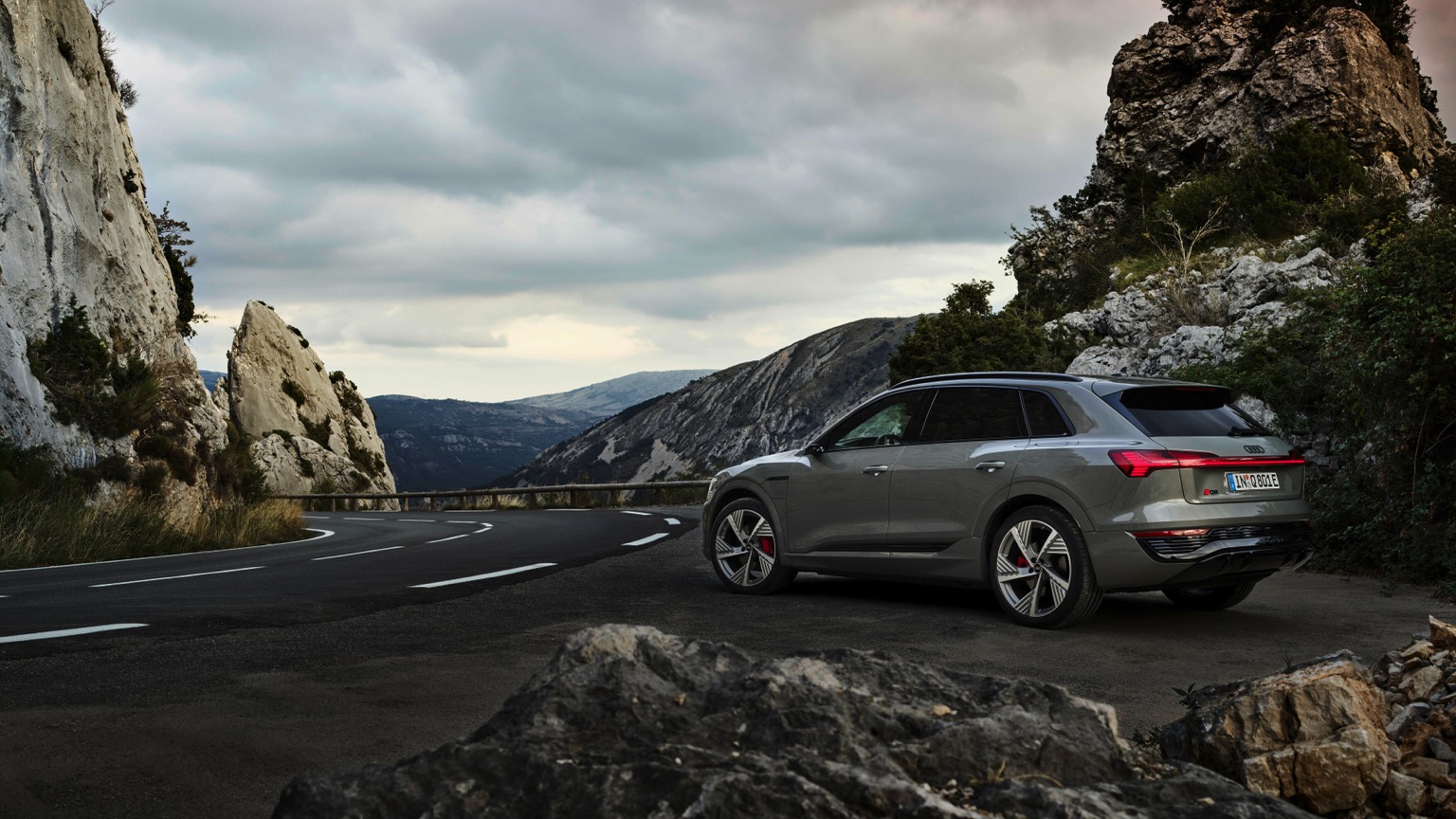 Audi_Q8-etron-2023-25