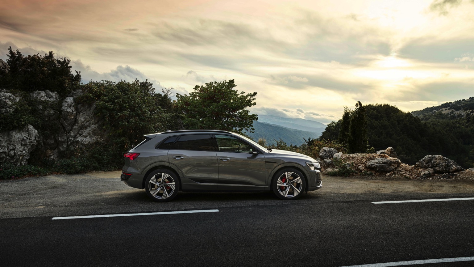 Audi_Q8-etron-2023-26