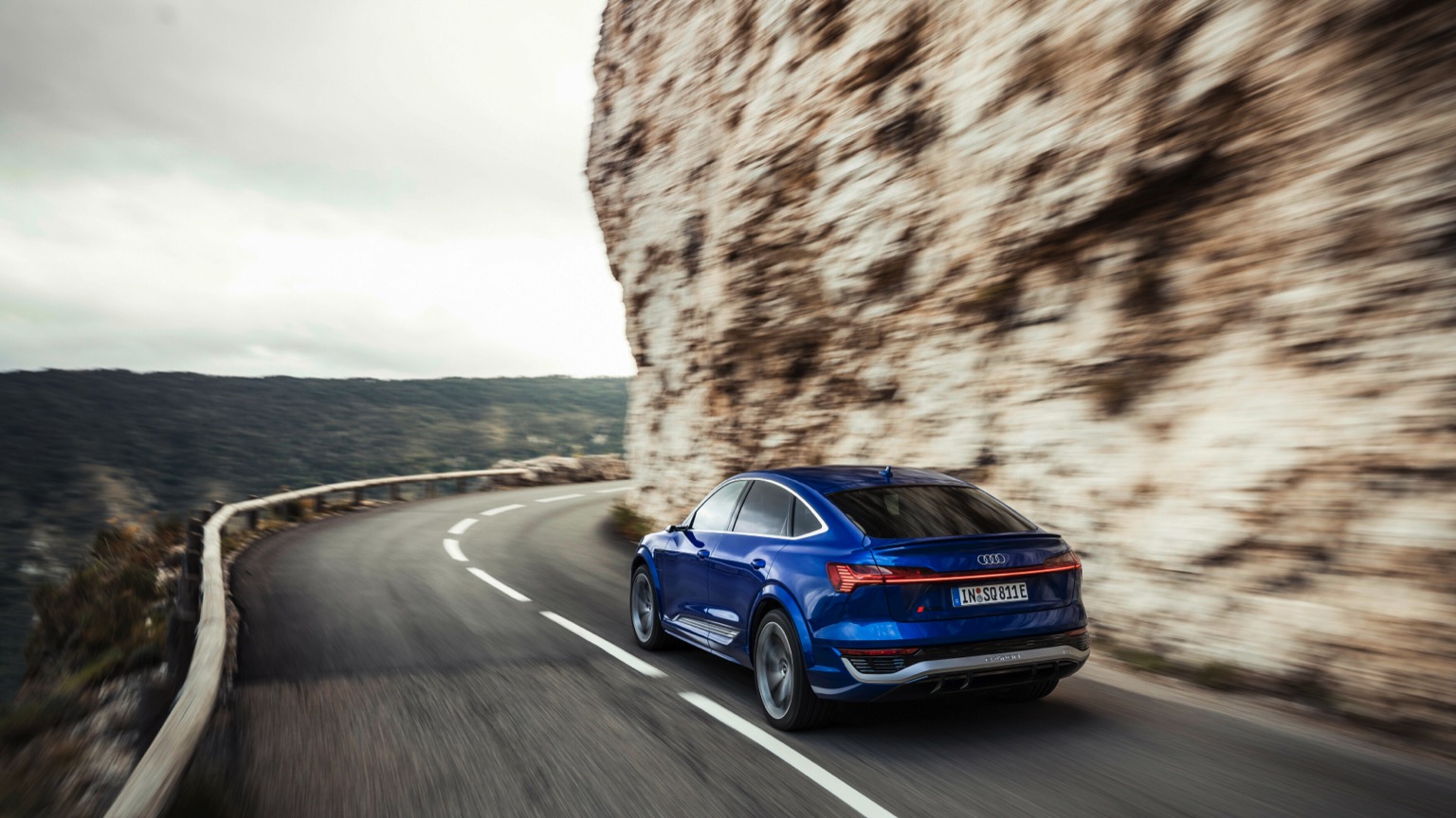 Audi_SQ8-Sportback-etron-2023-16