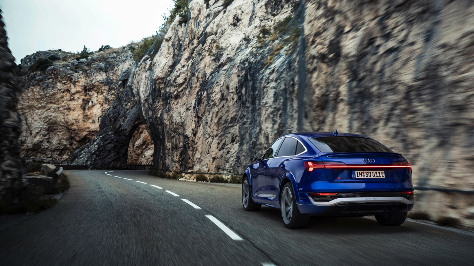 Audi_SQ8-Sportback-etron-2023-19
