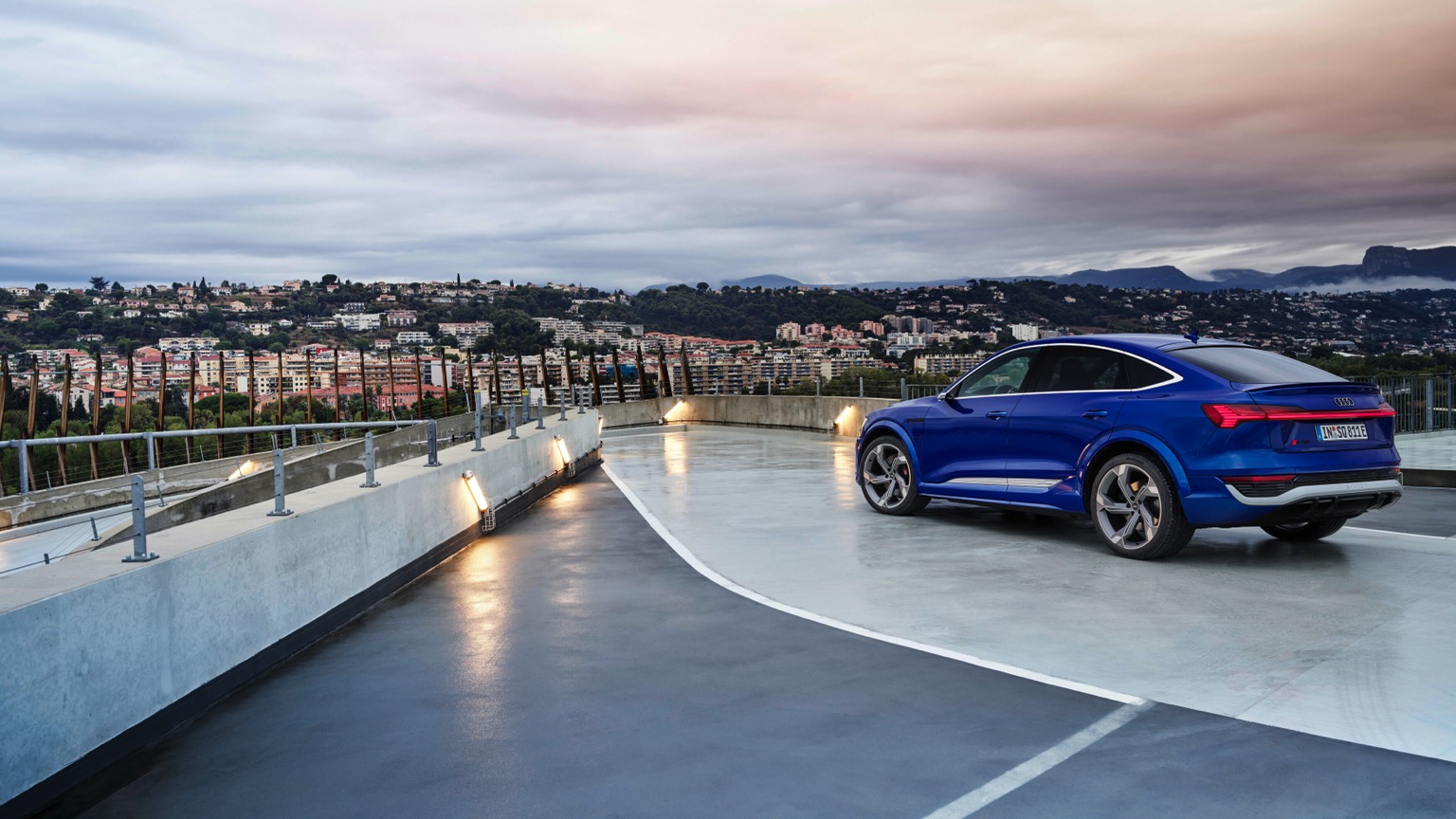Audi_SQ8-Sportback-etron-2023-25