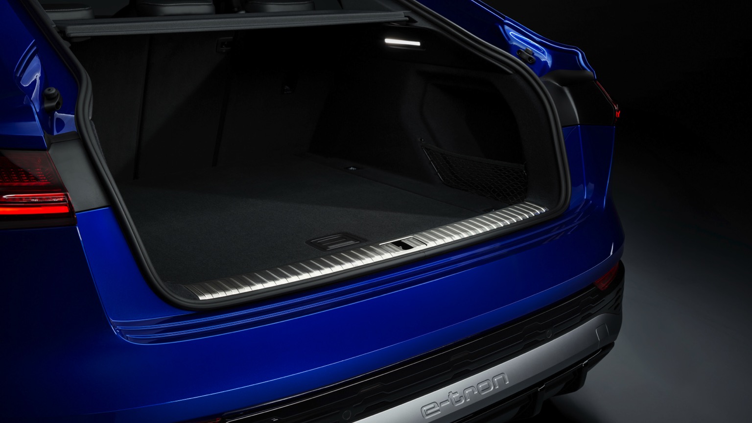 Audi_SQ8-Sportback-etron-2023-38