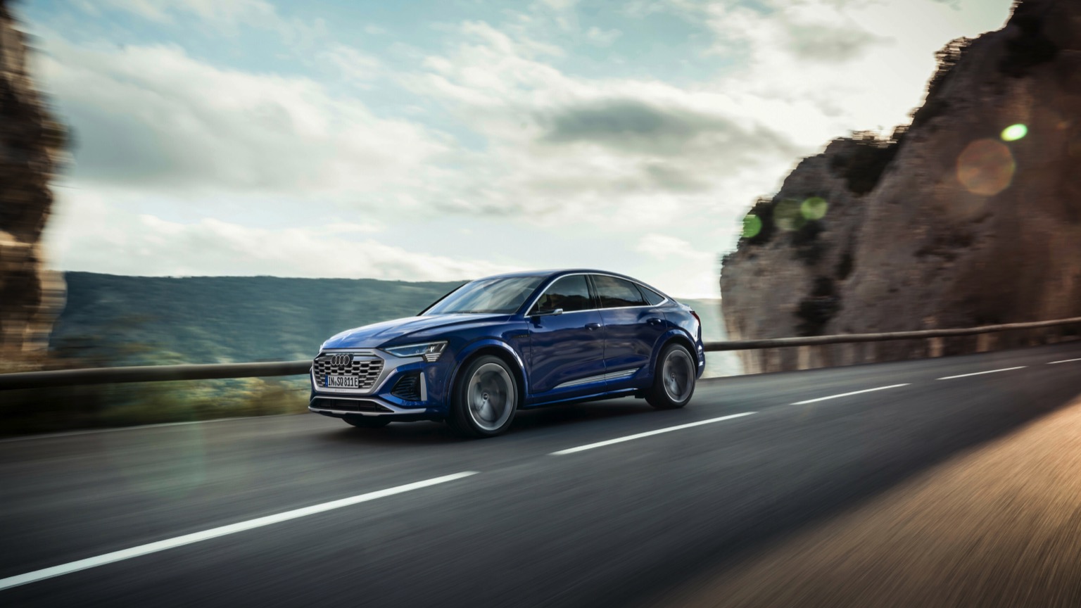 Audi_SQ8-Sportback-etron-2023-8