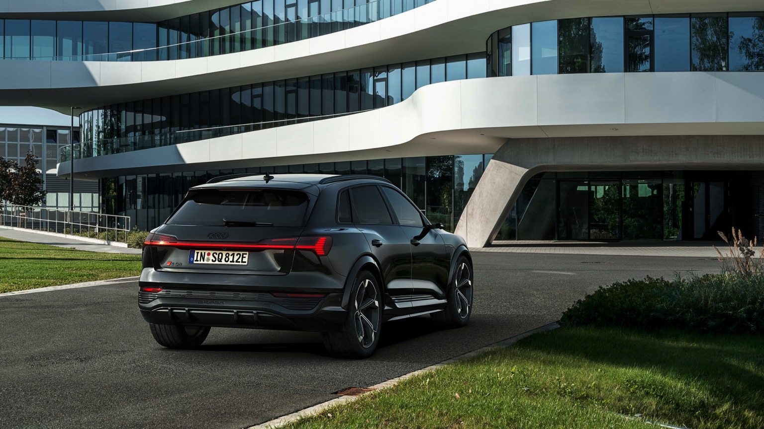 Audi_SQ8-etron-2023-10