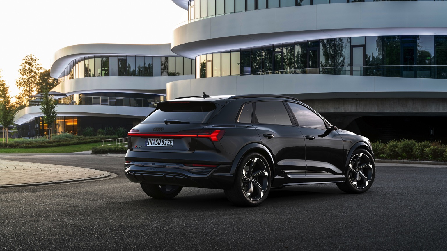 Audi_SQ8-etron-2023-12