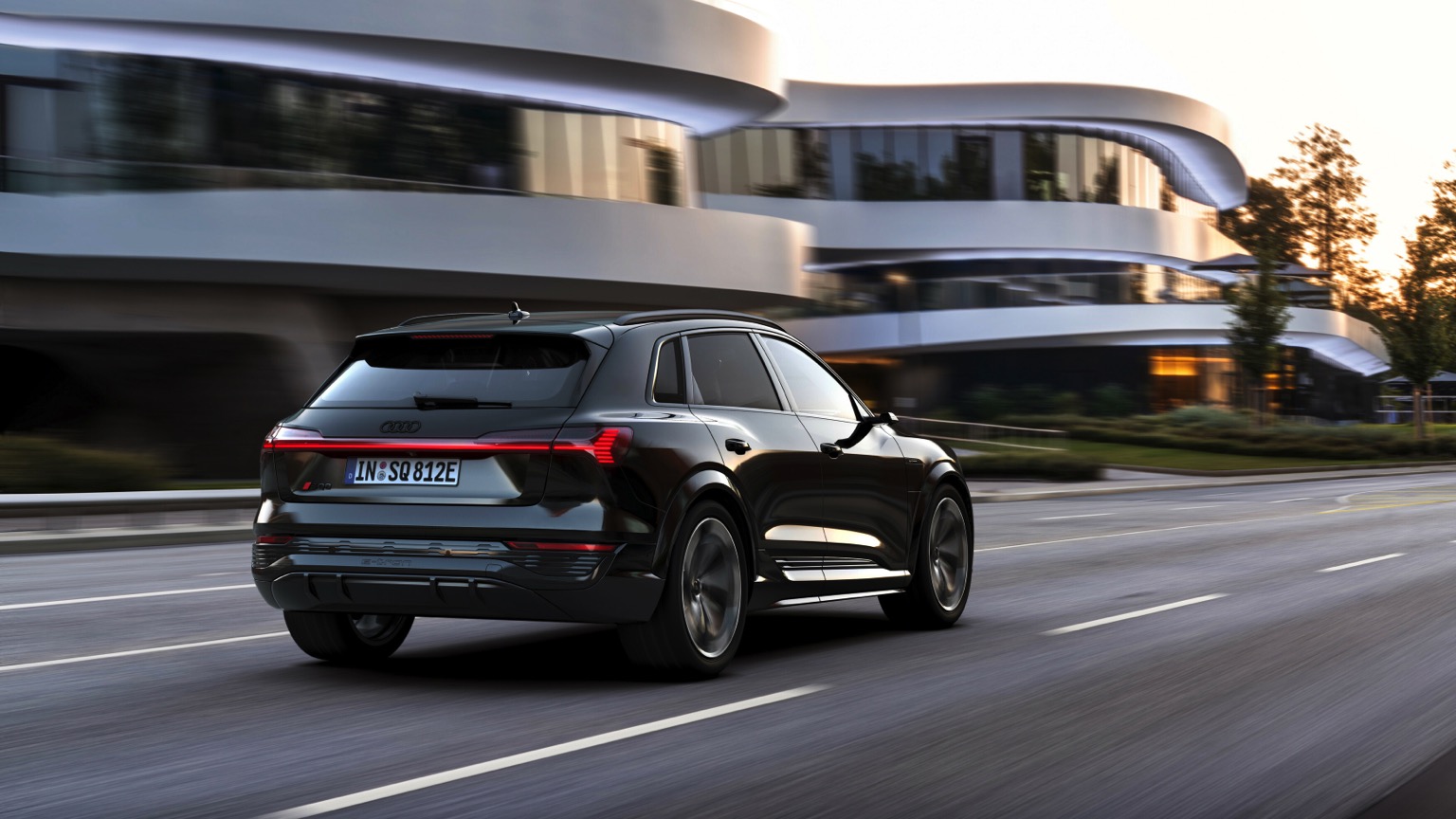 Audi_SQ8-etron-2023-18