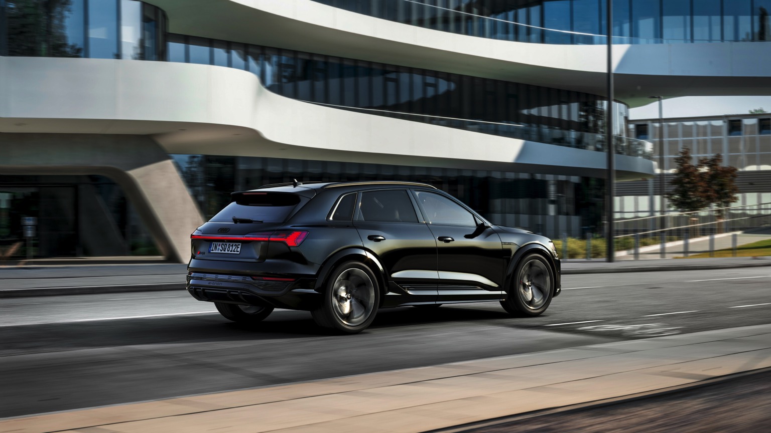 Audi_SQ8-etron-2023-20