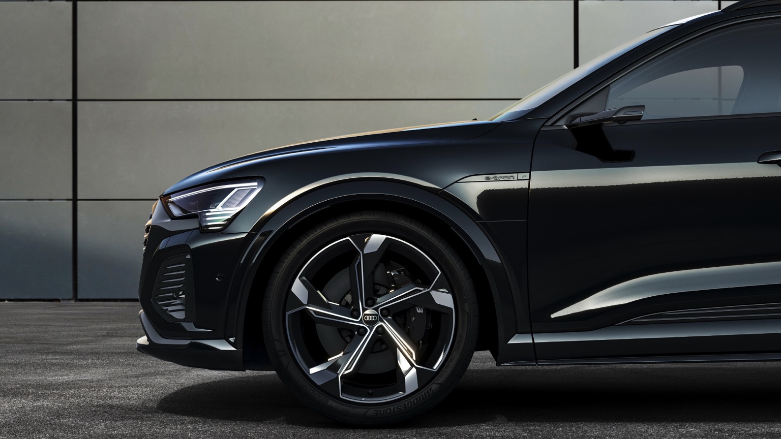 Audi_SQ8-etron-2023-31