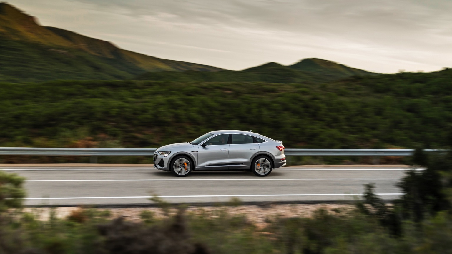 Audi_e-tron_Sportback_2020-8