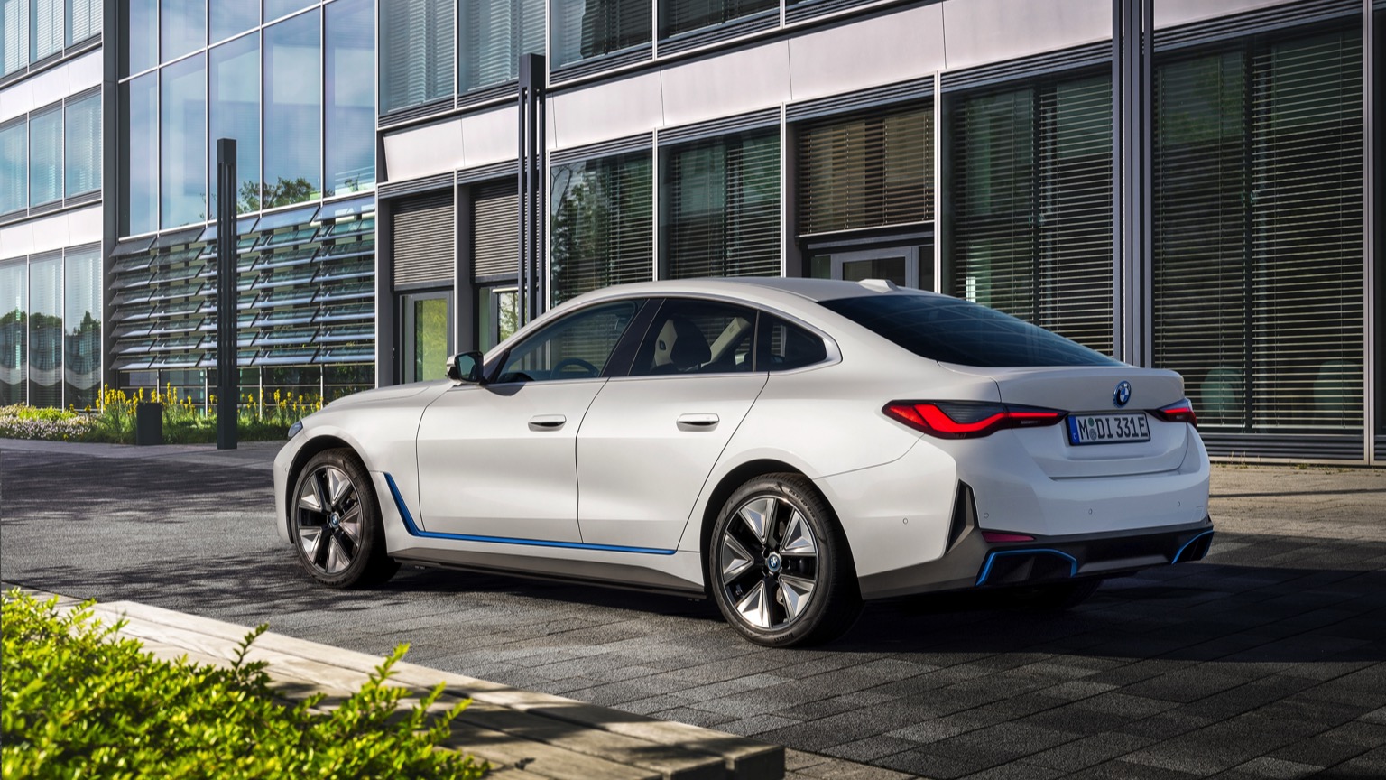 BMW_i4_eDrive40-12