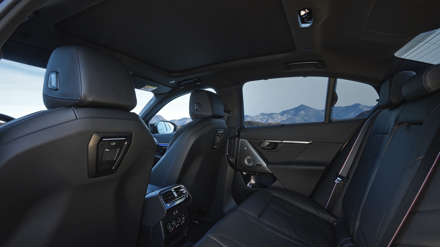 BMW_i5_M60_xDrive_Sedan-38