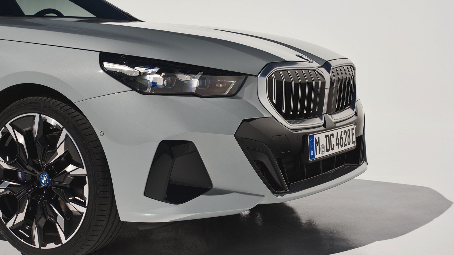 BMW_i5_eDrive40_Sedan-16