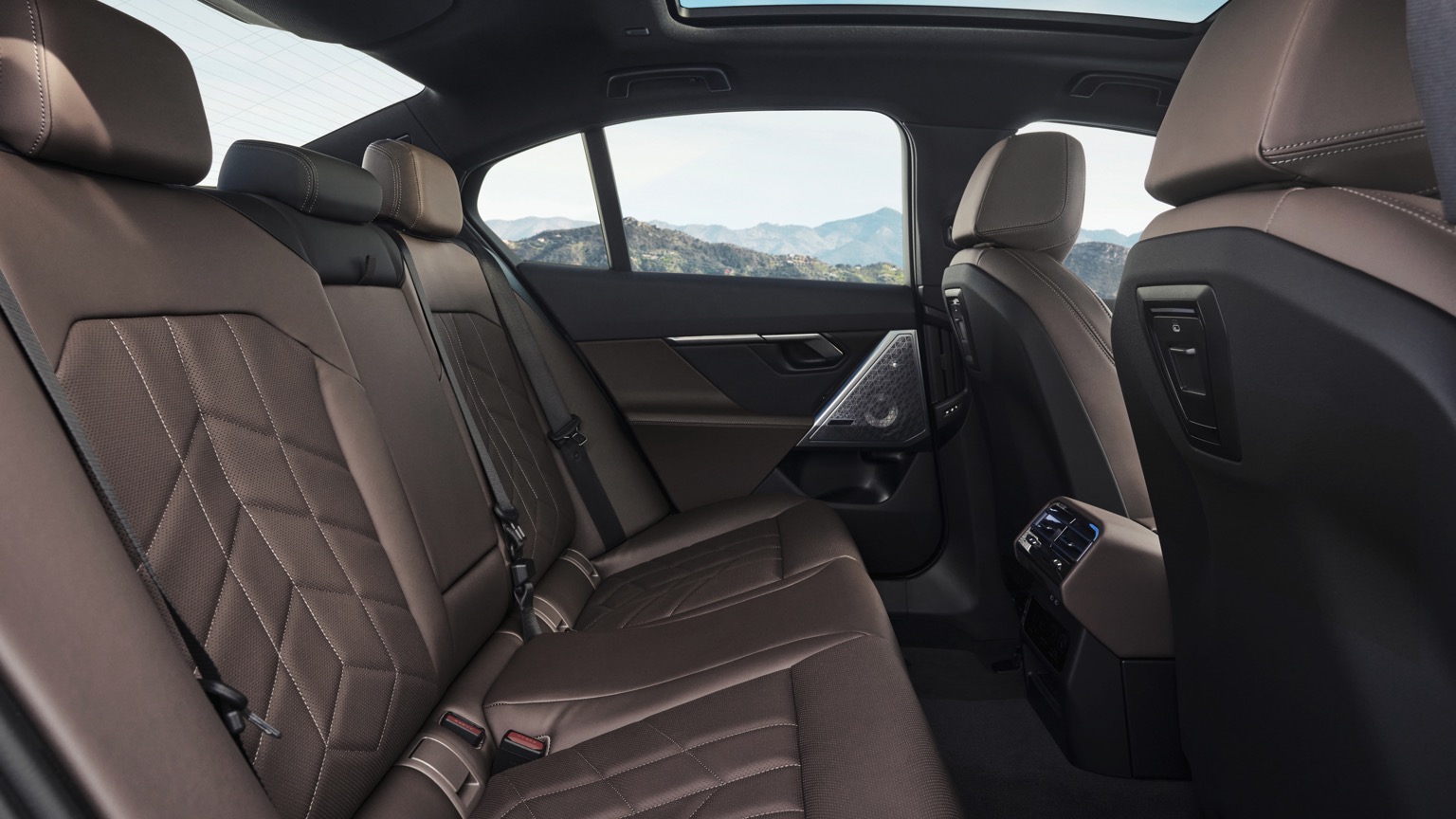 BMW_i5_eDrive40_Sedan-30