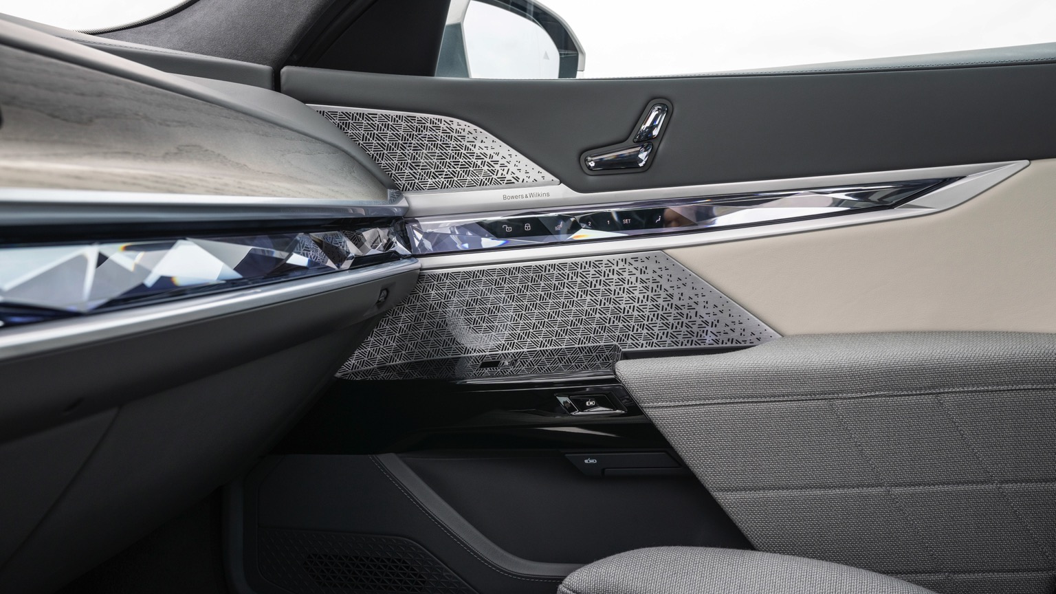 BMW_i7_2022-19