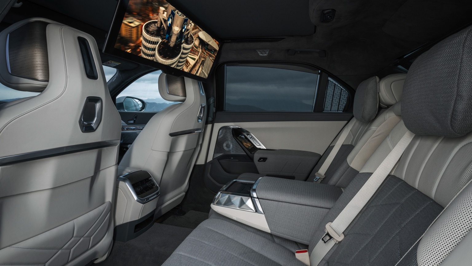 BMW_i7_2022-20