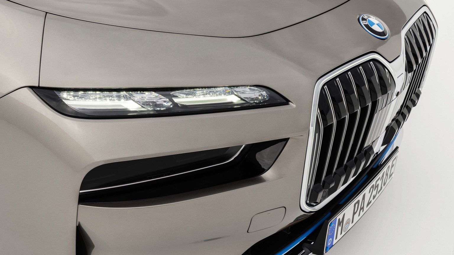 BMW_i7_2022-30