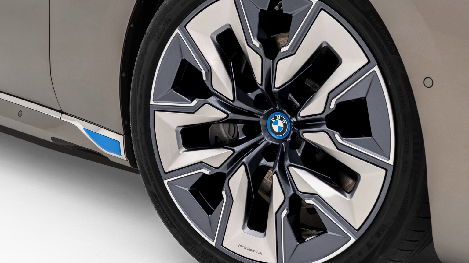 BMW_i7_2022-31