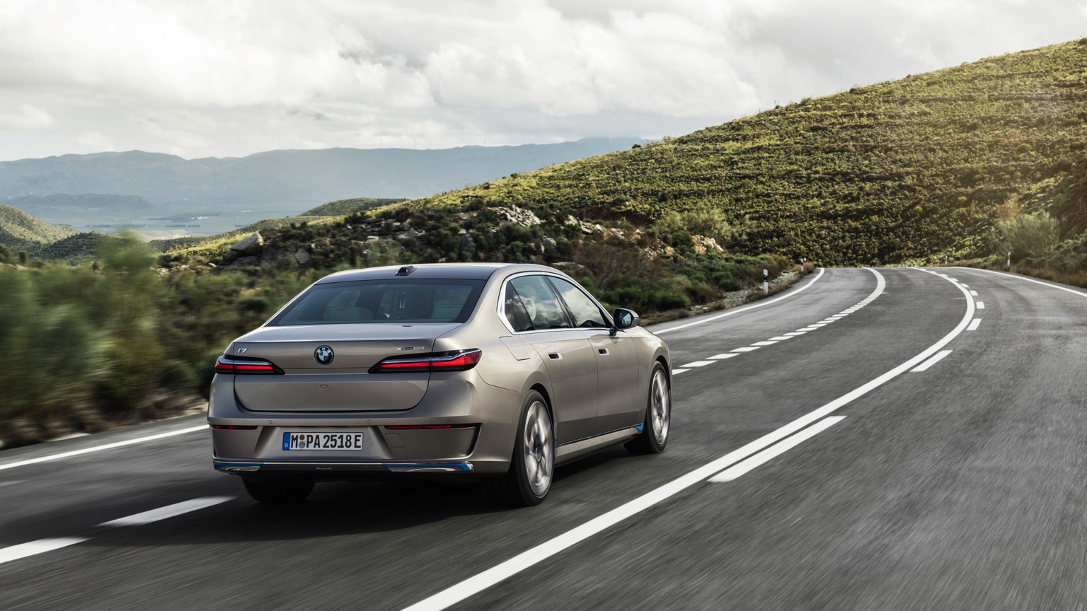 BMW_i7_2022-4