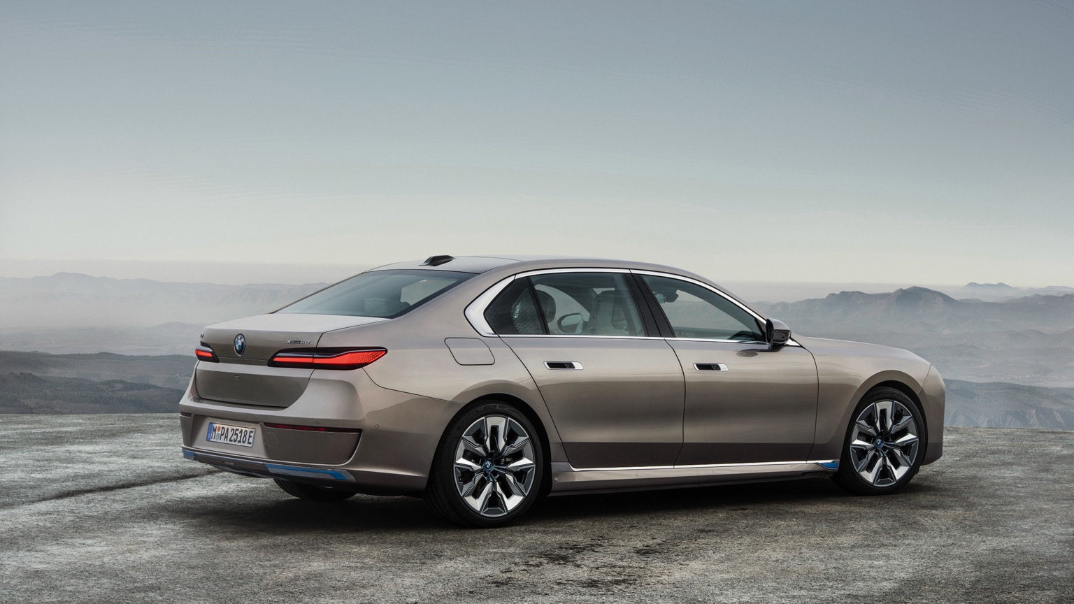BMW_i7_2022-8