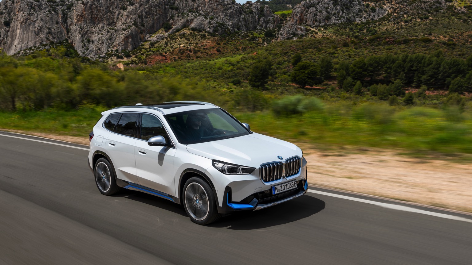 BMW_iX1_2022-13