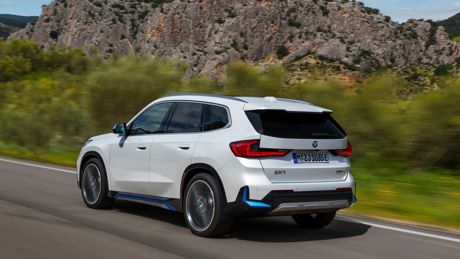BMW_iX1_2022-14