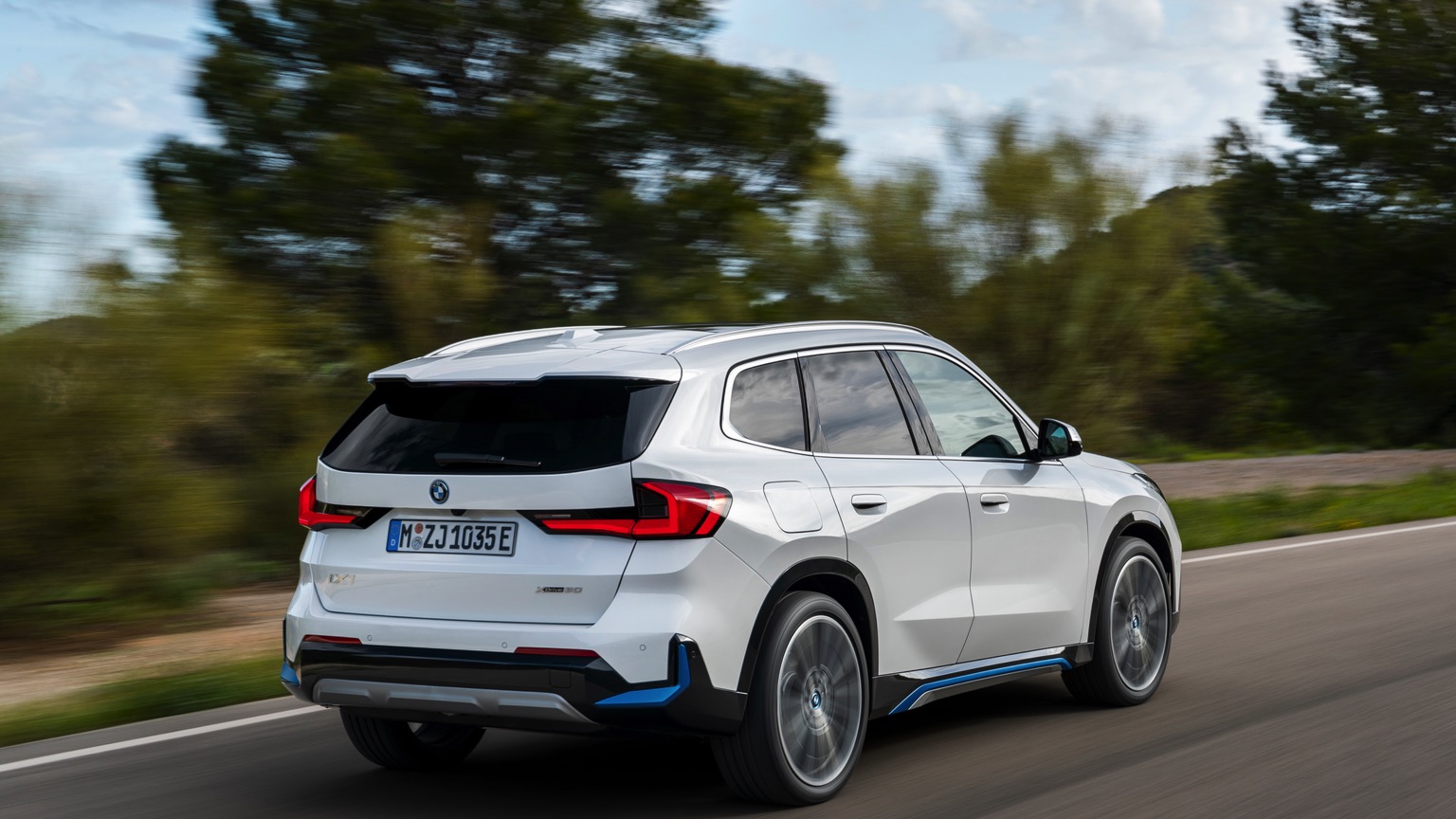 BMW_iX1_2022-16