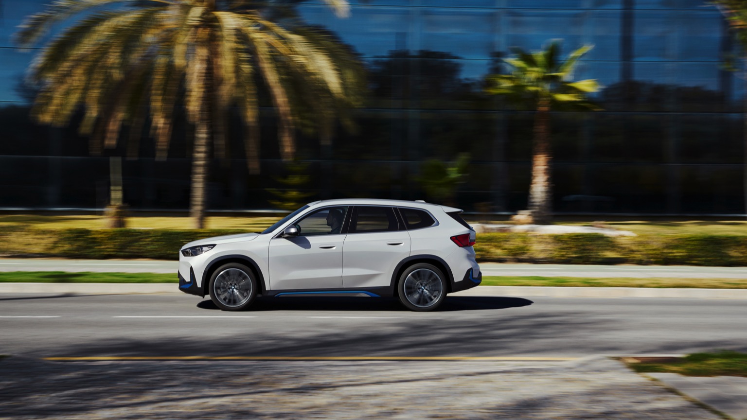 BMW_iX1_2022-20