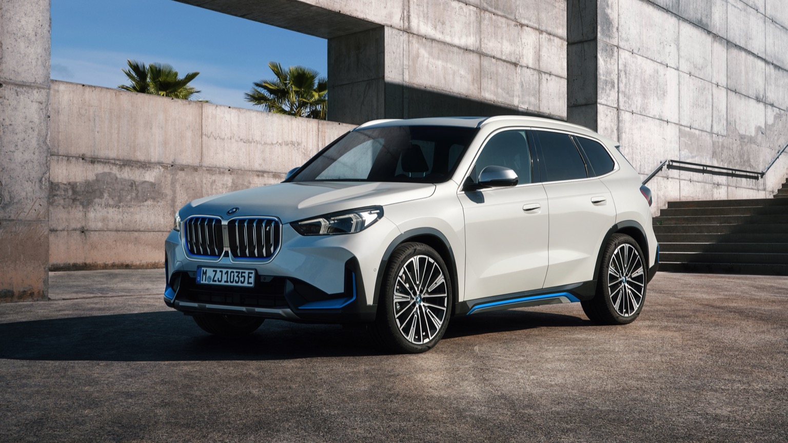 BMW_iX1_2022-21
