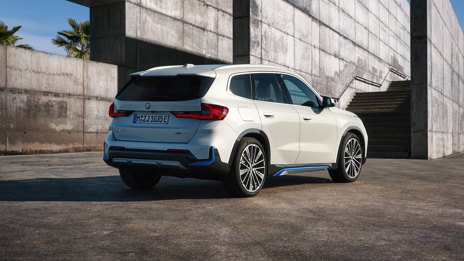 BMW_iX1_2022-22