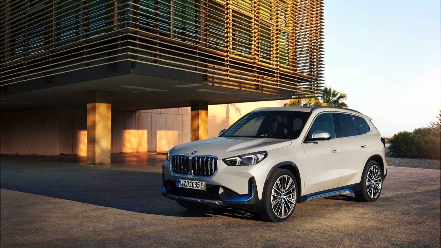 BMW_iX1_2022-23