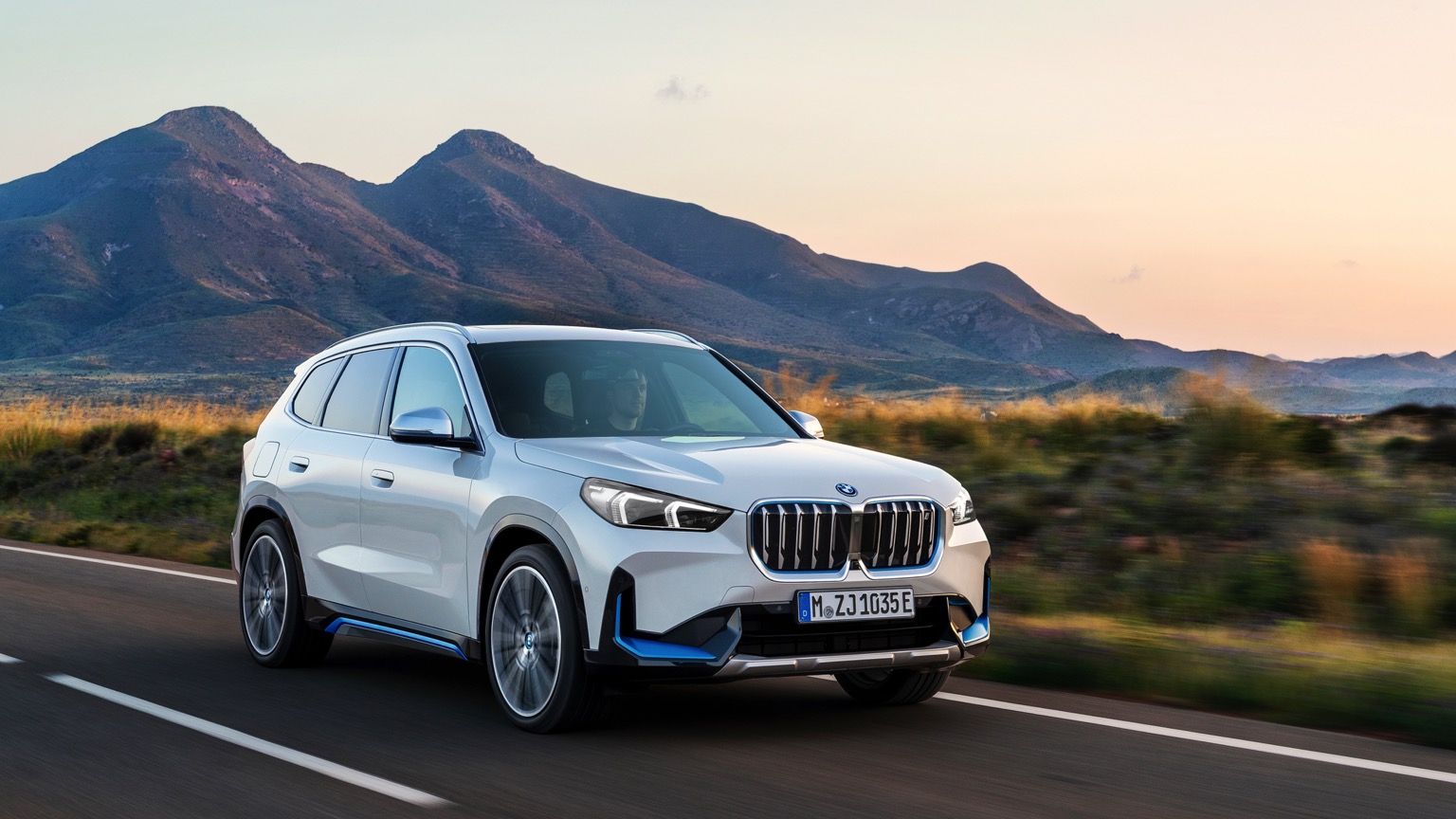 BMW_iX1_2022-3