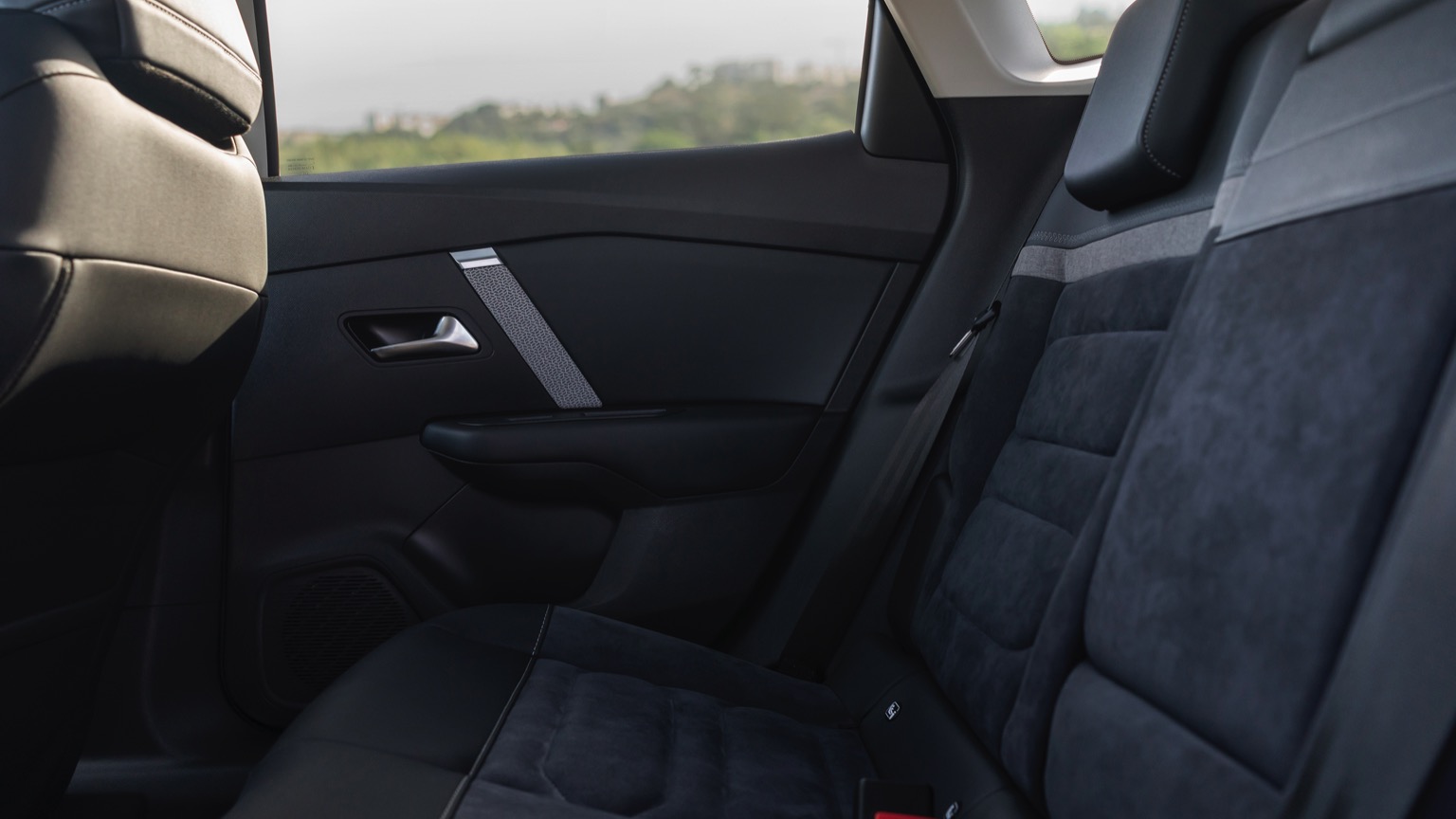 Citroen_e-C4_X-24