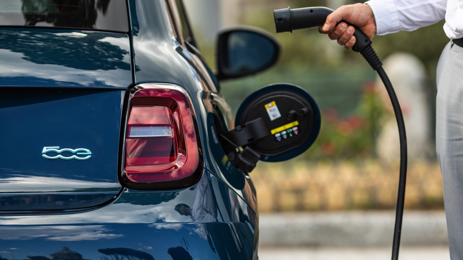 Fiat_500e_Hatchback_2020-17