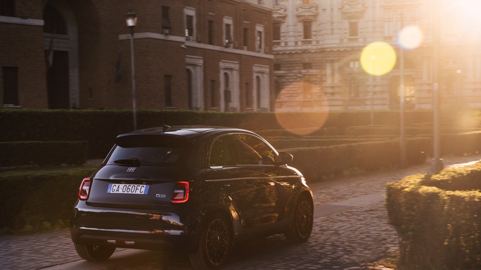 Fiat_500e_Hatchback_2020-4