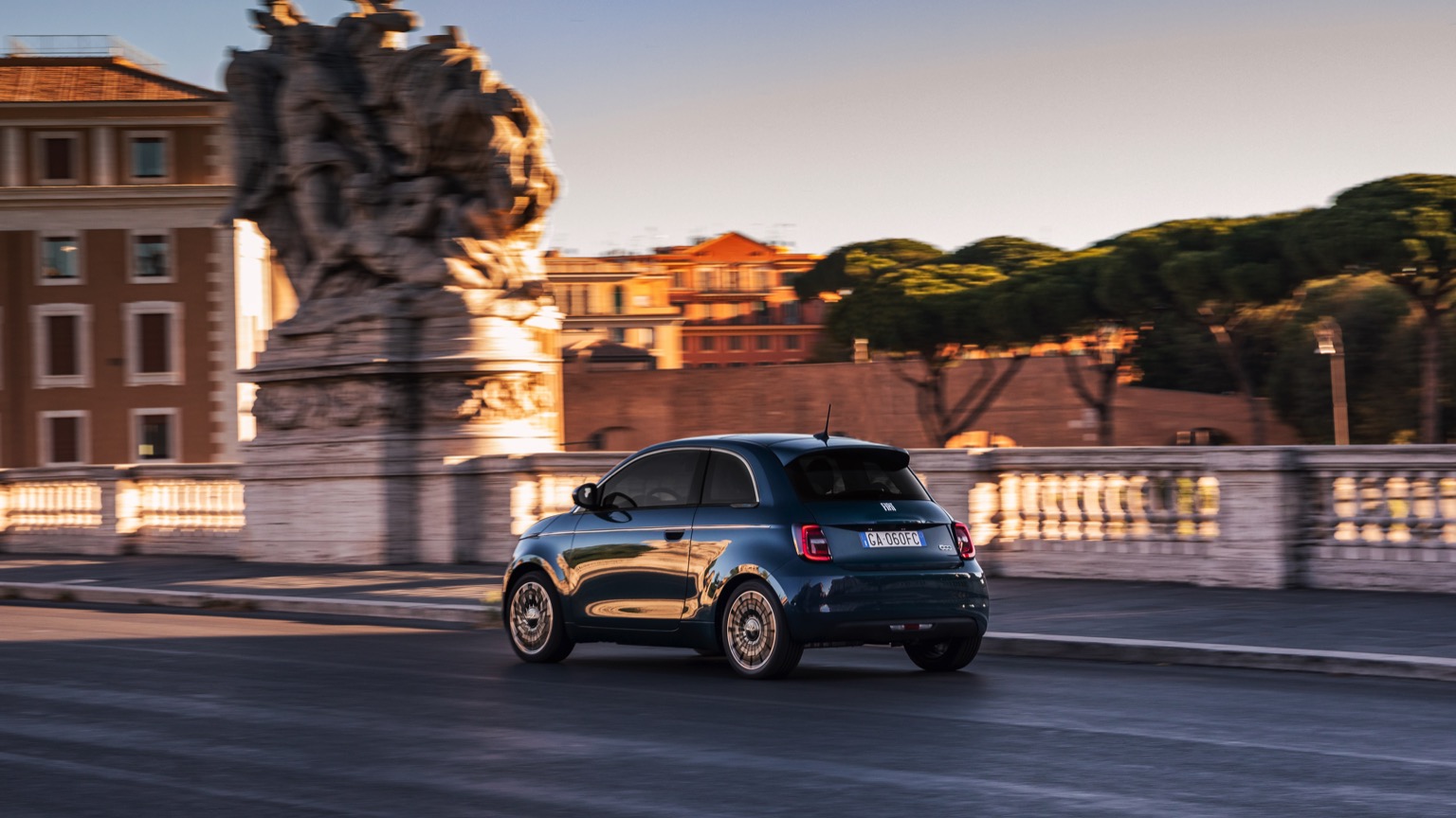 Fiat_500e_Hatchback_2020-6