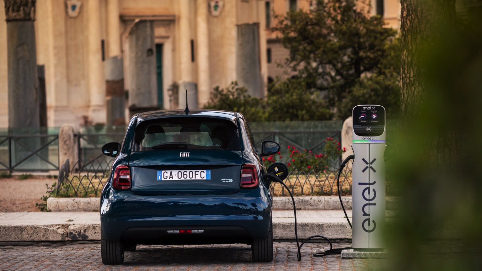 Fiat_500e_Hatchback_2020-9