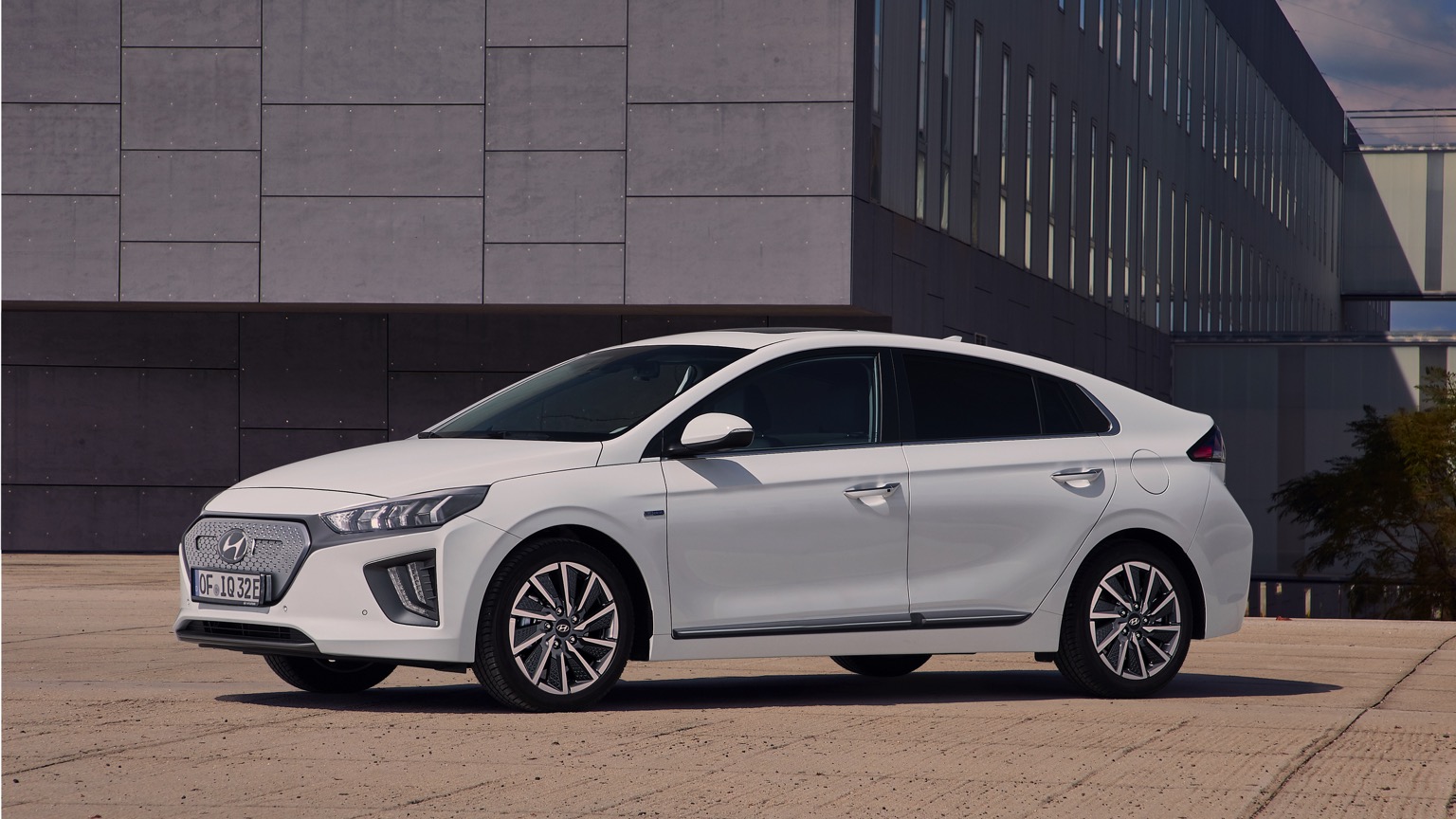 Hyundai_IONIQ_Electric_2020-1
