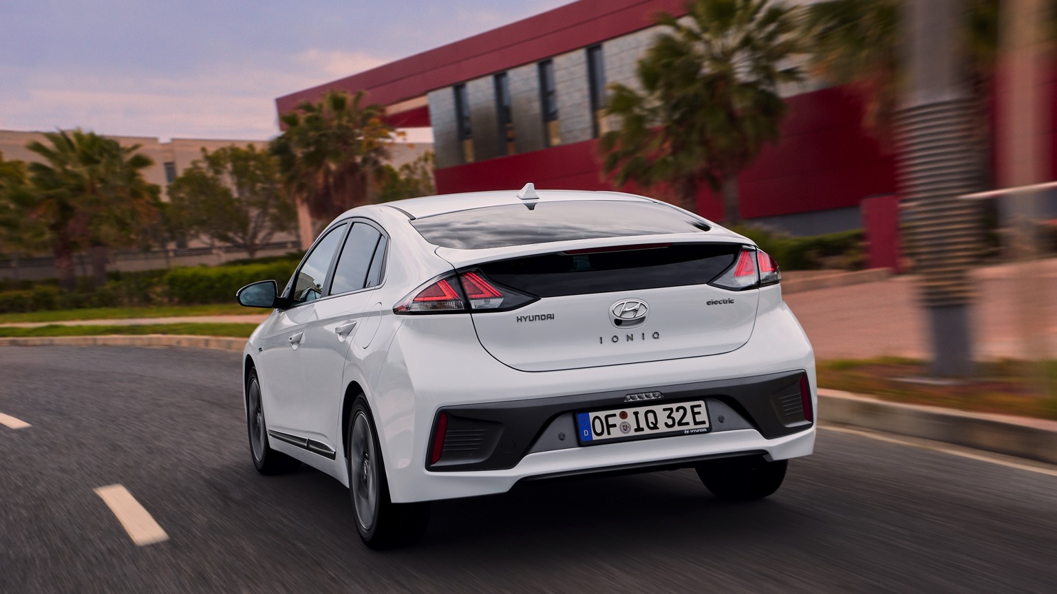 Hyundai_IONIQ_Electric_2020-10