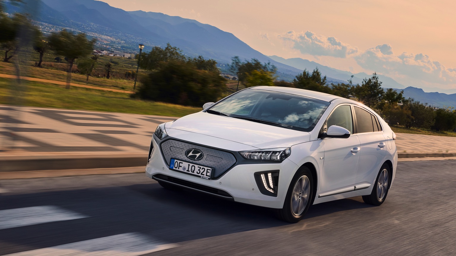 Hyundai_IONIQ_Electric_2020-13